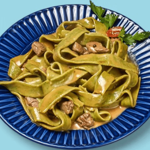 Rinderfiletstreifen in Pfeffer-Cognacsauce mit einem Schuss Sahne und grünen Nudeln
