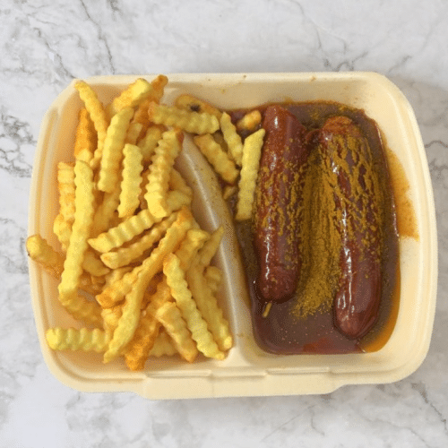 Currywurst mit Pommes und Salat