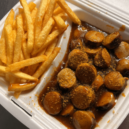 Currywurst mit Pommes