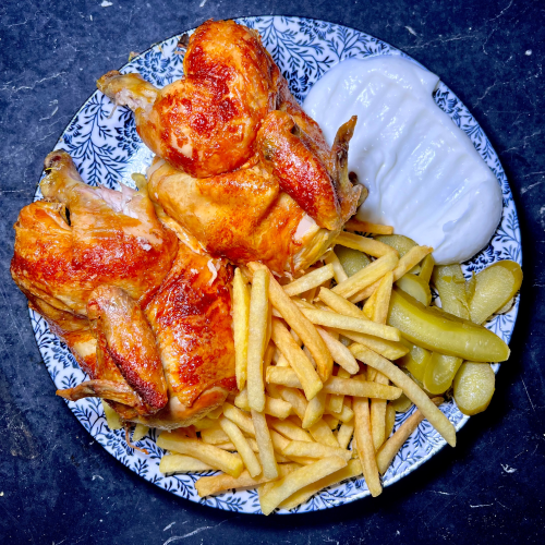 Ganzes Hähnchen mit Pommes frites