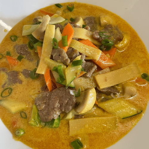 Gebratenes Rindfleisch mit Curry (leicht scharf) (62)