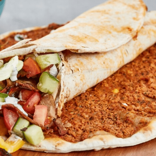 Lahmacun mit Salat