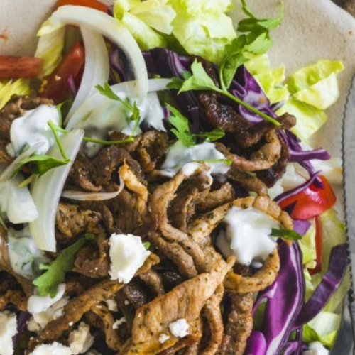 Salat mit Hackfleischspieß