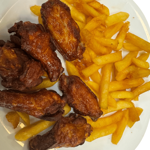Chicken Wings mit Pommes frites (scharf, 6 Stück)
