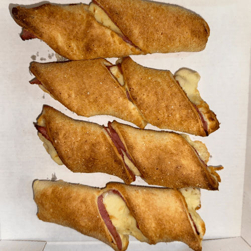 Gefüllte Pizzabrötchen mit Salami