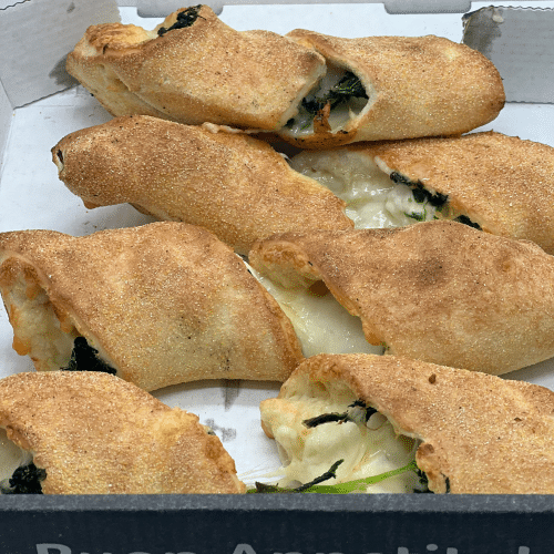 Gefüllte Pizzabrötchen mit Spinat, Feta und Gouda
