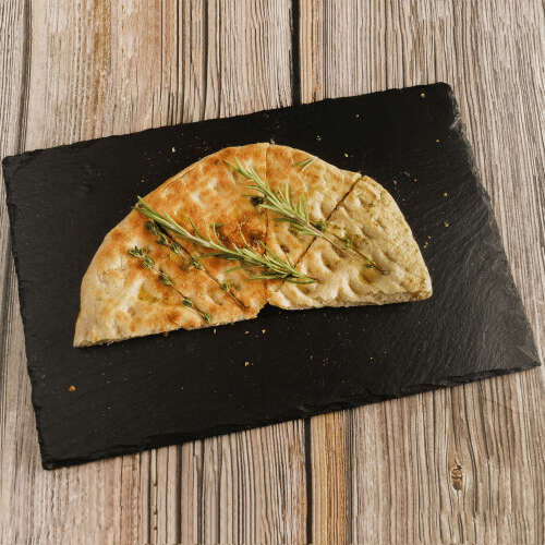 Gebackenes Pitabrot mit Olivenöl und Kräutern