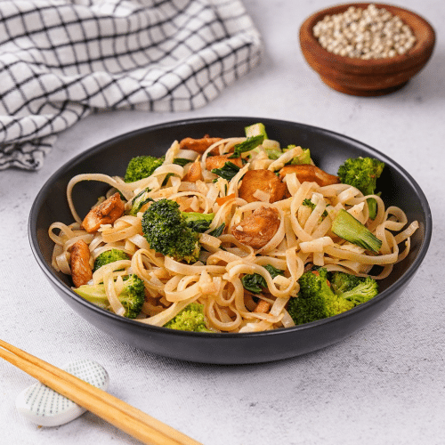 Gebratene Reisbandnudeln mit Hühnerfleisch