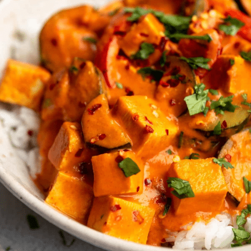 Gebratenes Gemüse Thai Art mit Tofu in roter Currysauce (scharf)