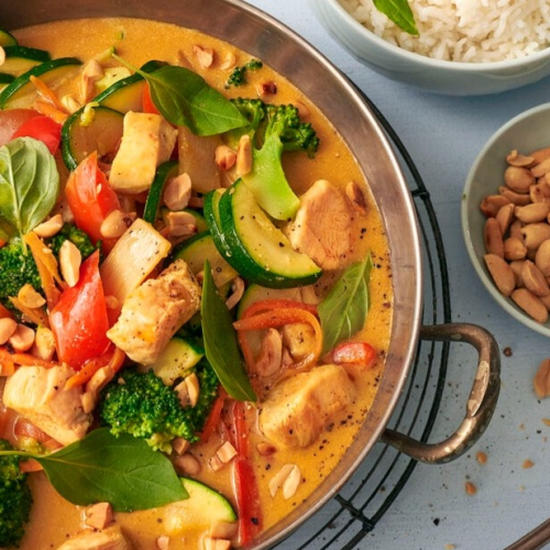 Hühnerbrustfilet mit Thai-Curry in Kokosmilch und Erdnusssauce