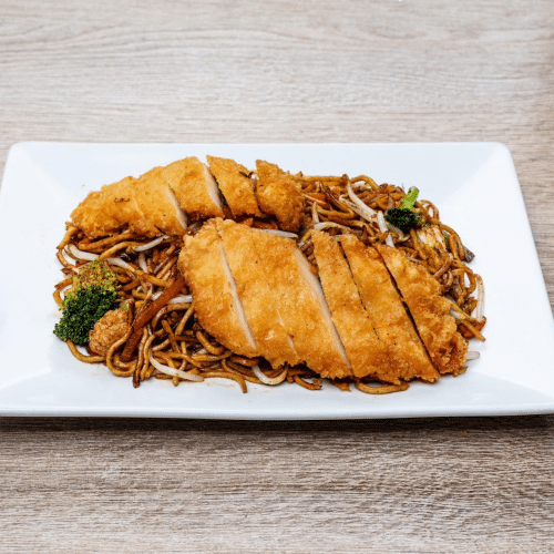 Knuspriges Hühnerfilet mit gebratenen Nudeln und Eiern