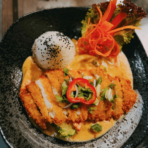 Knuspriges Hühnerfilet Thai Art mit roter Currysauce (scharf)