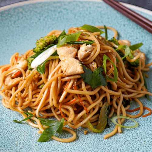 M2. Gebratene Nudeln mit Hühnerfleisch und Eiern