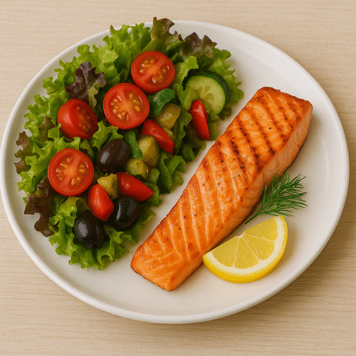 Großer gemischter Salat mit gegrilltem Lachsfilet