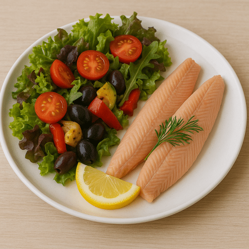 Großer gemischter Salat mit geräucherten Forellenfilets