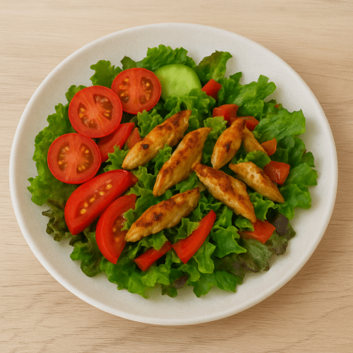 Großer gemischter Salat mit Putenstreifen