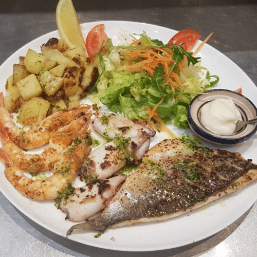 1/2 gegrillte Dorade, Baby-Calamari und Garnelen