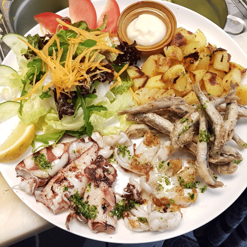 Gegrillte Baby-Calamari, Sepia und frittierte Sardellen