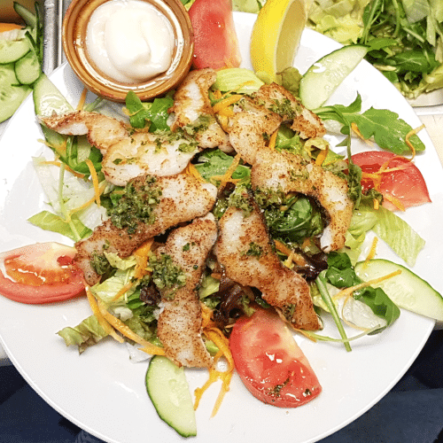 Salat mit gegrilltem Seelachsfilet