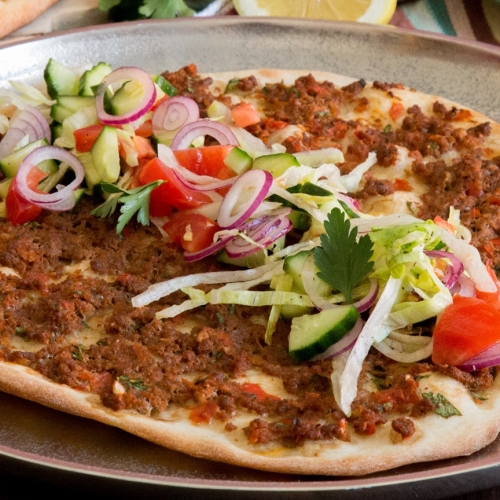 Lahmacun mit einer Fleischsorte nach Wahl,