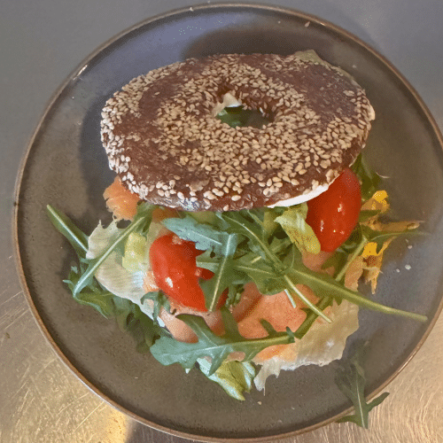 Lachs und Rührei Bagel