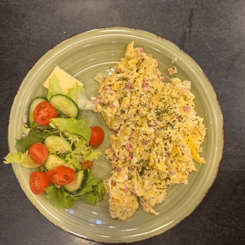 Rührei mit Schinken und Zwiebeln