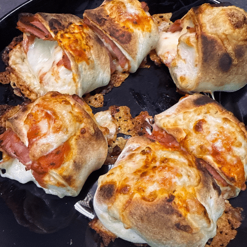 Gefüllte Pizzabrötchen mit Schinken und Käse