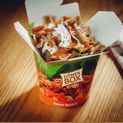 Döner Box mit Drehspießfleisch nach Wahl Pommes frites und Salat