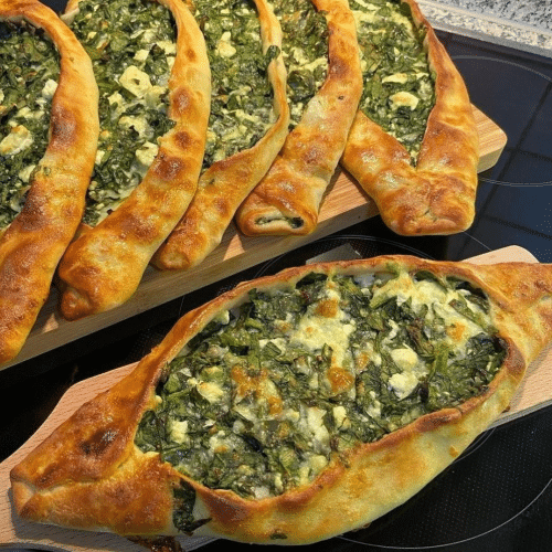 Pide mit Spinat, Halloumi und Pizzakäse