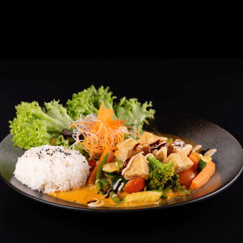 Verschiedenes Gemüse mit Kokossauce und Tofu