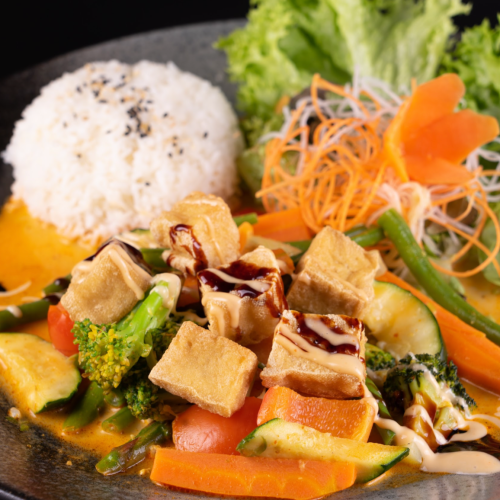 Verschiedenes Gemüse mit Teriyakisauce und Tofu