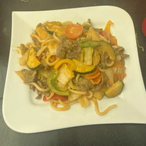 Udon Nudeln mit Thaicurry, Rindfleisch und Gemüse