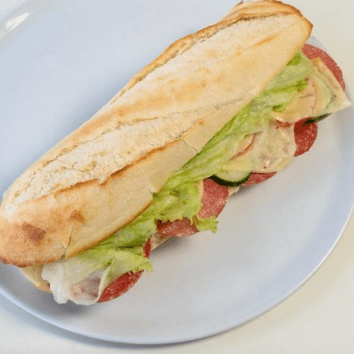 Baguette mit Salami und Schinken
