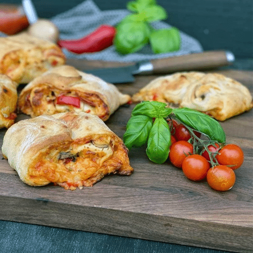 Pizza-Roll mit Oliven und milden Peperoni