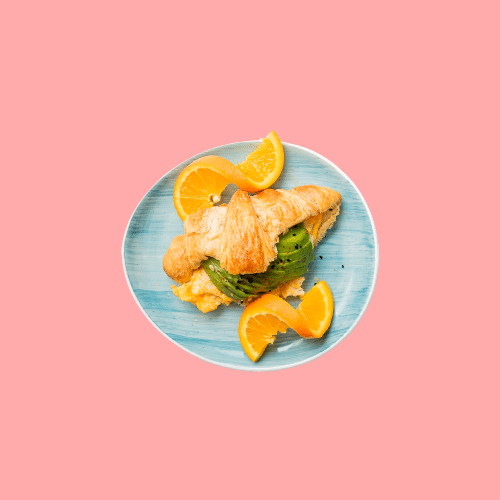 Gefülltes Croissant Avocado-Rührei