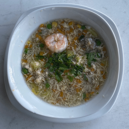 Suppe mit Gemüse , Garnelen, Hackfleisch und Rührei