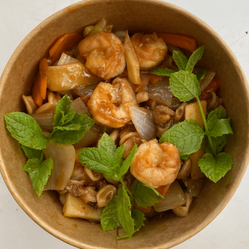 Udon Nudeln mit Garnelen und Gemüse gebraten