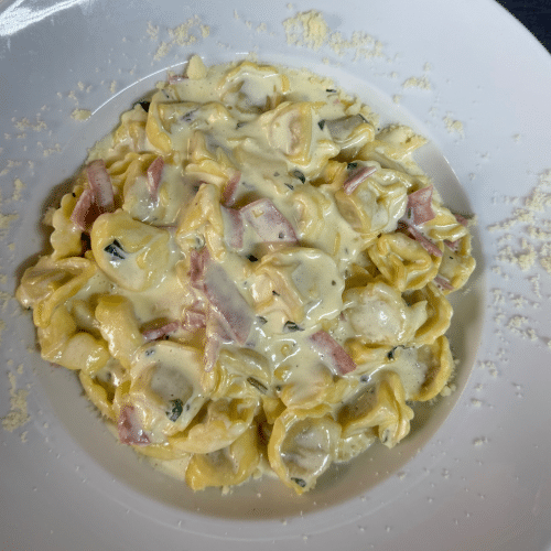 Tortellini alla panna mit schinken in Sahnesauce