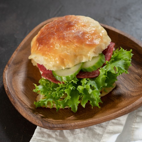 Käsebrötchen mit Salami