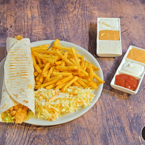 Chicken Rollo Menü. Salat. Pommes . Soß