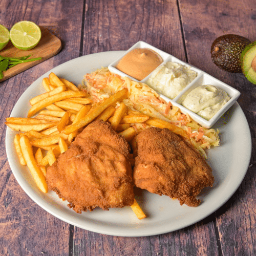 Schnitzel Menü Salat. Pommes . Soße.