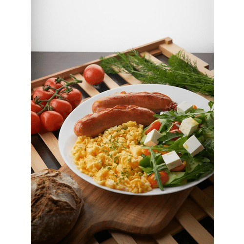 Bauernwurst, Rührei und Salat