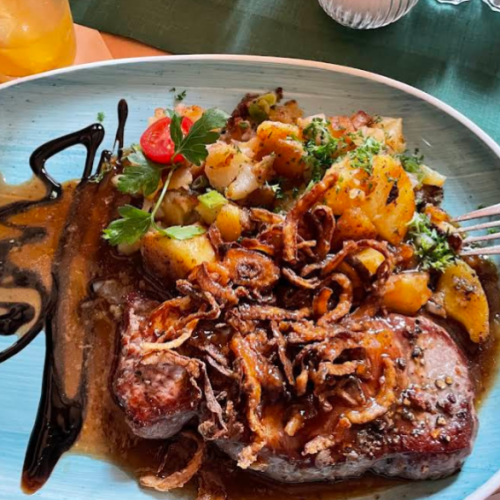 Zwiebelrostbraten aus der Rinderlende mit Röstzwiebeln