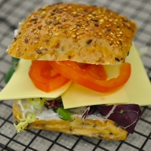 Deutschlandbrötchen mit veganem Gouda