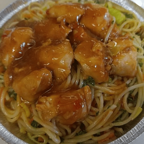 Gebratene Nudeln mit Hähnchen, Gemüse und Sojasauce  Hanoi Art