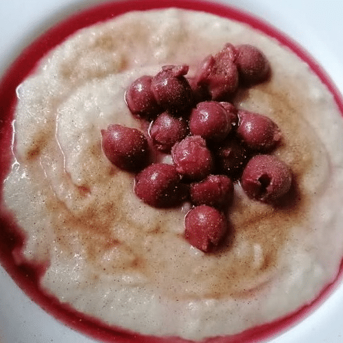 Warmer Grießbrei mit süssen Kirschen