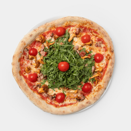 Pizza mit Pfifferlingen, Speck, Rucola und Kirschtomaten