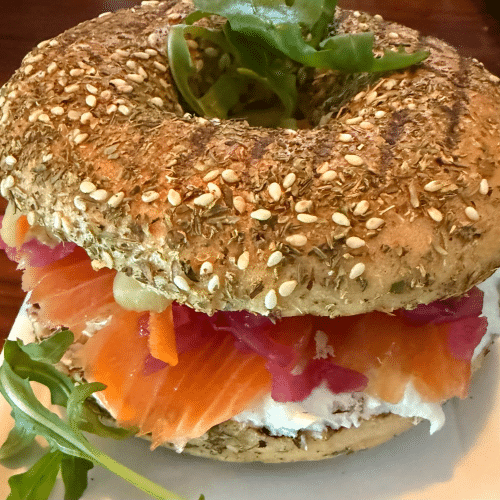 Bagel Sandwich mit Lachs, Frischkäse und eingelegten Zwiebeln