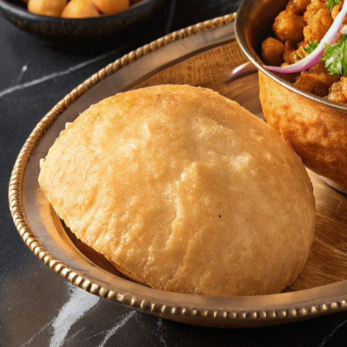 Zwei Bhature (frittiertes Brot)