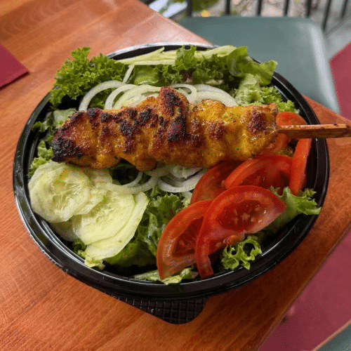 Großer Salat mit Saftigen Hähnchenspieß